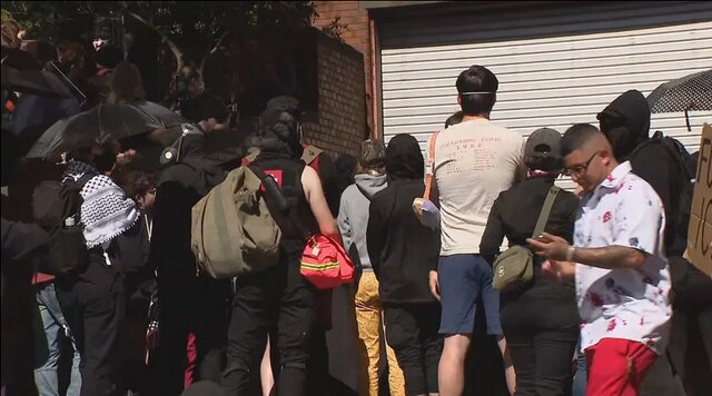 معترضان به قانون مهاجرت در سیاتل، پرچم آمریکا را آتش زدند