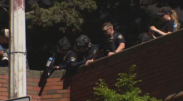 معترضان به قانون مهاجرت در سیاتل، پرچم آمریکا را آتش زدند