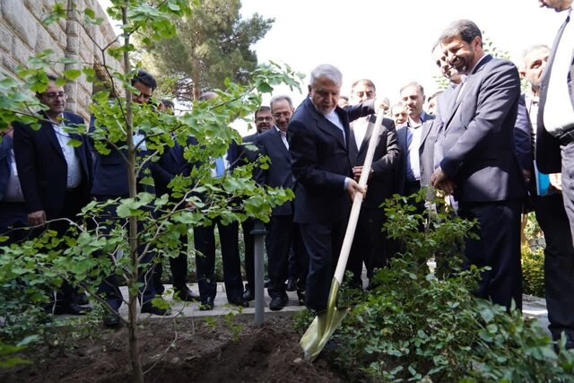 ادای احترام میهمانان کنفوبیشین گردشگری سلامت به حکیم هزارهها