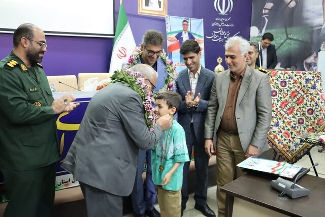 شناگر سمنانی مدال طلای جهانی‌اش را به شهید مدافع حرم تقدیم کرد