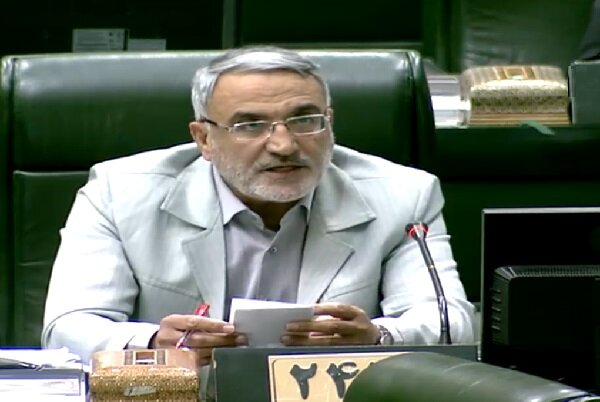 معینی آرانی: انعقاد قرارداد کار معین نیروهای خدمات آموزشی تعیین تکلیف شود