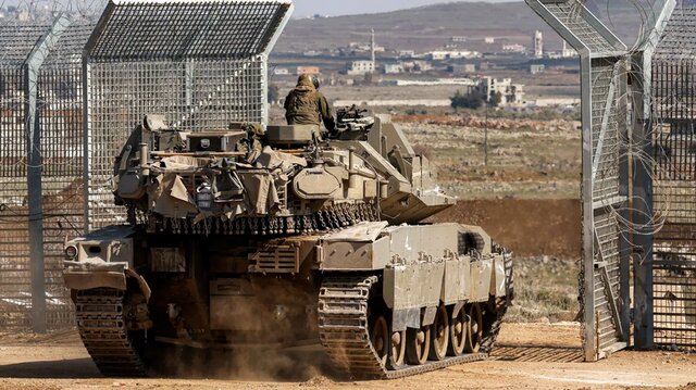 تانک ارتش رژیم صهیونیستی در نزدیکی قنیطره رژیم صهیونیستی کار احداث پایگاه نظامی در جنوب سوریه را آغاز کرد