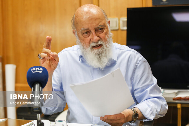 وزارت کشور یا مسئولیت صدور مجوز فعالیت تاکسیهای اینترنتی را برعهده بگیرد یا مانع فعالیتشان شود