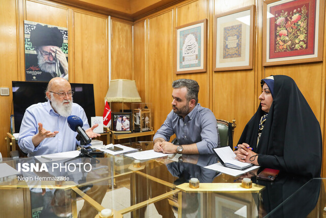 وزارت کشور یا مسئولیت صدور مجوز فعالیت تاکسی‌های اینترنتی را برعهده بگیرد یا مانع فعالیتشان شود