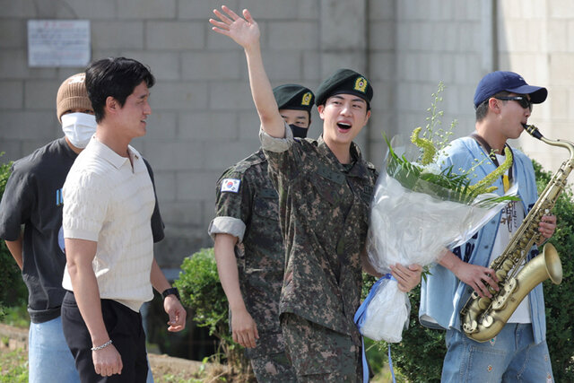 ویدیو/ بازگشت سربازان «BTS» به روی صحنه ویدیو/ بازگشت سربازان «BTS» به روی صحنه