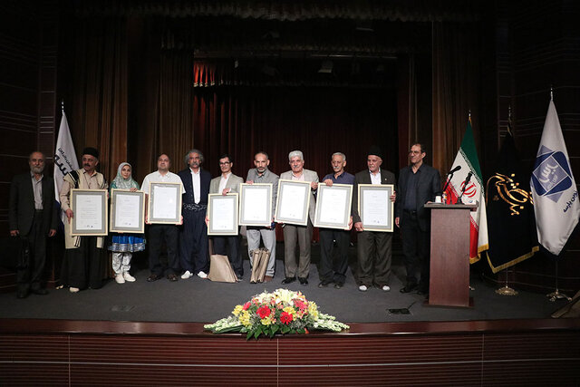 تجلیل از ۱۲ هنرمند و رونمایی از طرحی برای هنرهای سنتی ایران تجلیل از ۱۲ هنرمند و رونمایی از طرحی برای هنرهای سنتی ایران