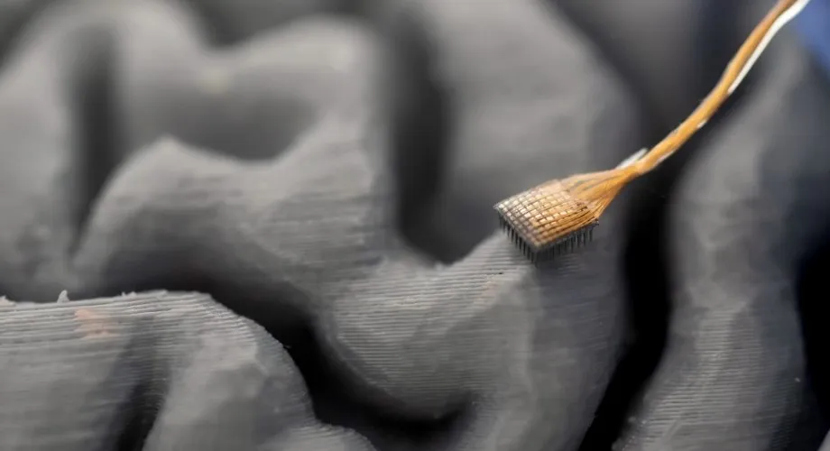 فراهم شدن امکان گفتگوی لحظهای برای مردی فلج با یک فناوری جدید