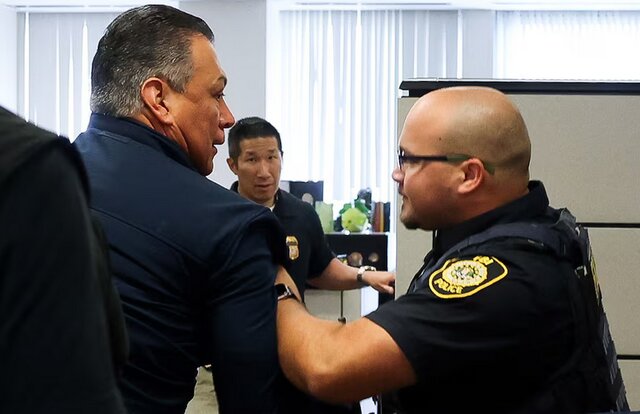 سناتور آمریکایی در اعتراضات ضدمهاجرتی دستگیر شد سناتور آمریکایی در اعتراضات ضدمهاجرتی دستگیر شد