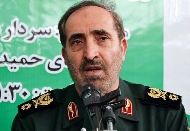 عَلَم دفاع از حرم در دستان امیر موسوی، سردار پاکپور و سردار شادمانی