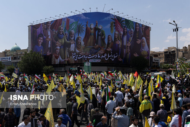 عکس متعلق به تجمع روز جمعه ـ ۲۳ خرداد ماه ـ در میدان انقلاب است دیوارنگارههای تهران تغییر کردند