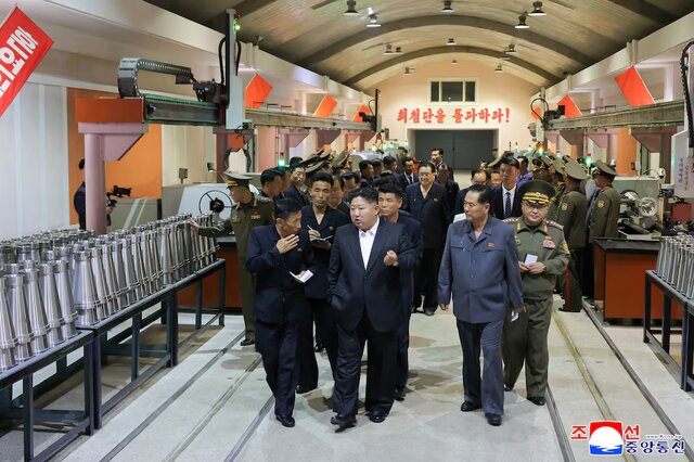 دستور کیم جونگ اون برای تولید بیشتر مهمات دستور کیم جونگ اون برای تولید بیشتر مهمات