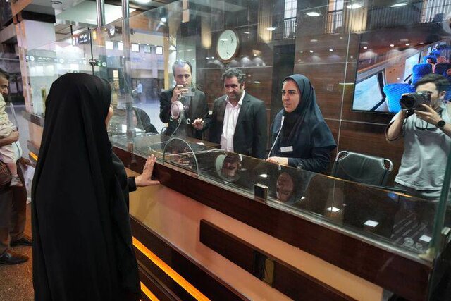 بازدید وزیر راه و شهرسازی از ایستگاه راهآهن تهران / تعداد رامها و واگنهای قطار برای پاسخ به مطالبات مردم افزایش مییابد 2