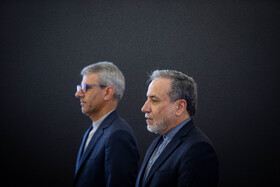 سید عباس عراقچی، وزیر امور خارجه و اسماعیل بقایی، سخنگوی وزارت امور خارجه در دیدار رؤسای نمایندگی‌های خارجی و بین‌المللی مقیم تهران با وزیر خارجه