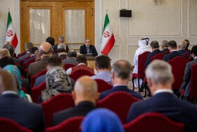 سید عباس عراقچی، وزیر امور خارجه و اسماعیل بقایی، سخنگوی وزارت امور خارجه در دیدار رؤسای نمایندگی‌های خارجی و بین‌المللی مقیم تهران با وزیر خارجه