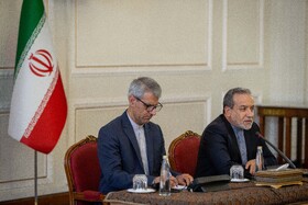 سید عباس عراقچی، وزیر امور خارجه و اسماعیل بقایی، سخنگوی وزارت امور خارجه در دیدار رؤسای نمایندگی‌های خارجی و بین‌المللی مقیم تهران با وزیر خارجه