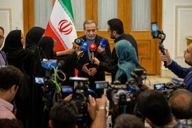  سید عباس عراقچی، وزیر امور خارجه در جمع خبرنگاران در حاشیه دیدار رؤسای نمایندگی‌های خارجی و بین‌المللی مقیم تهران با وزیر خارجه