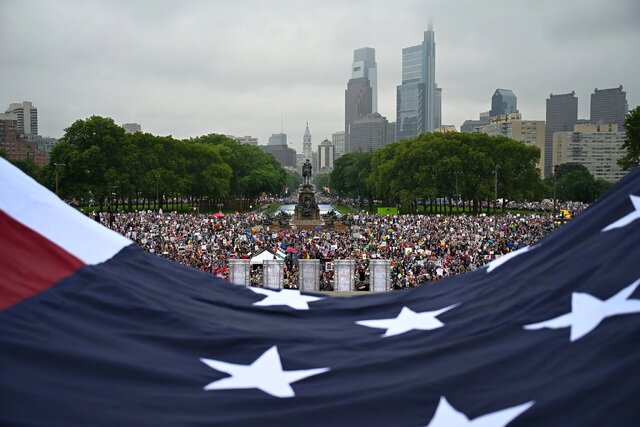 تجمع هزاران نفری در فیلادلفیا «نه به شاه»؛ تظاهرات بزرگ ضد ترامپ در سراسر ایالتهای آمریکا