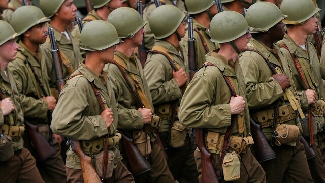 برگزاری رژه ارتش آمریکا زیر باران و اعتراض