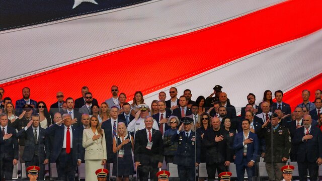 برگزاری رژه ارتش آمریکا زیر باران و اعتراض