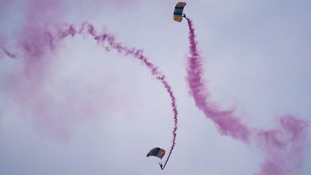 برگزاری رژه ارتش آمریکا زیر باران و اعتراض