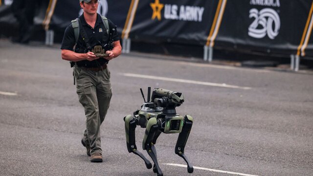 برگزاری رژه ارتش آمریکا زیر باران و اعتراض