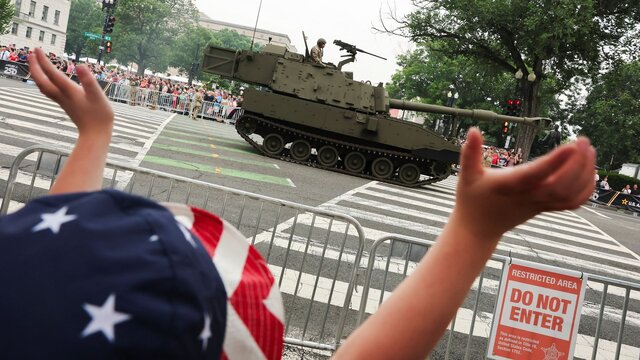 برگزاری رژه ارتش آمریکا زیر باران و اعتراض