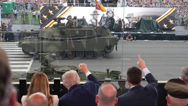 برگزاری رژه ارتش آمریکا زیر باران و اعتراض