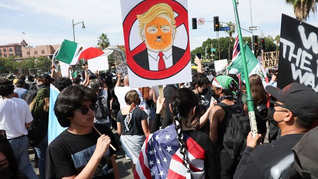 برگزاری رژه ارتش آمریکا زیر باران و اعتراض