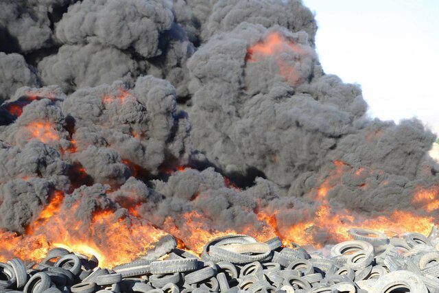 عکس تزئینی است آتش زدن لاستیک برای ایجاد التهاب در فضای جامعه