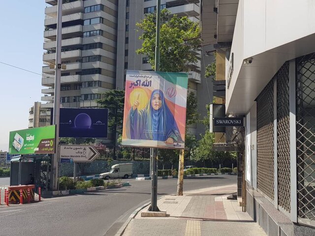 اکران تصویر گوینده شبکه خبر در سطح پایتخت به عنوان نماد ایستادگی رسانهای