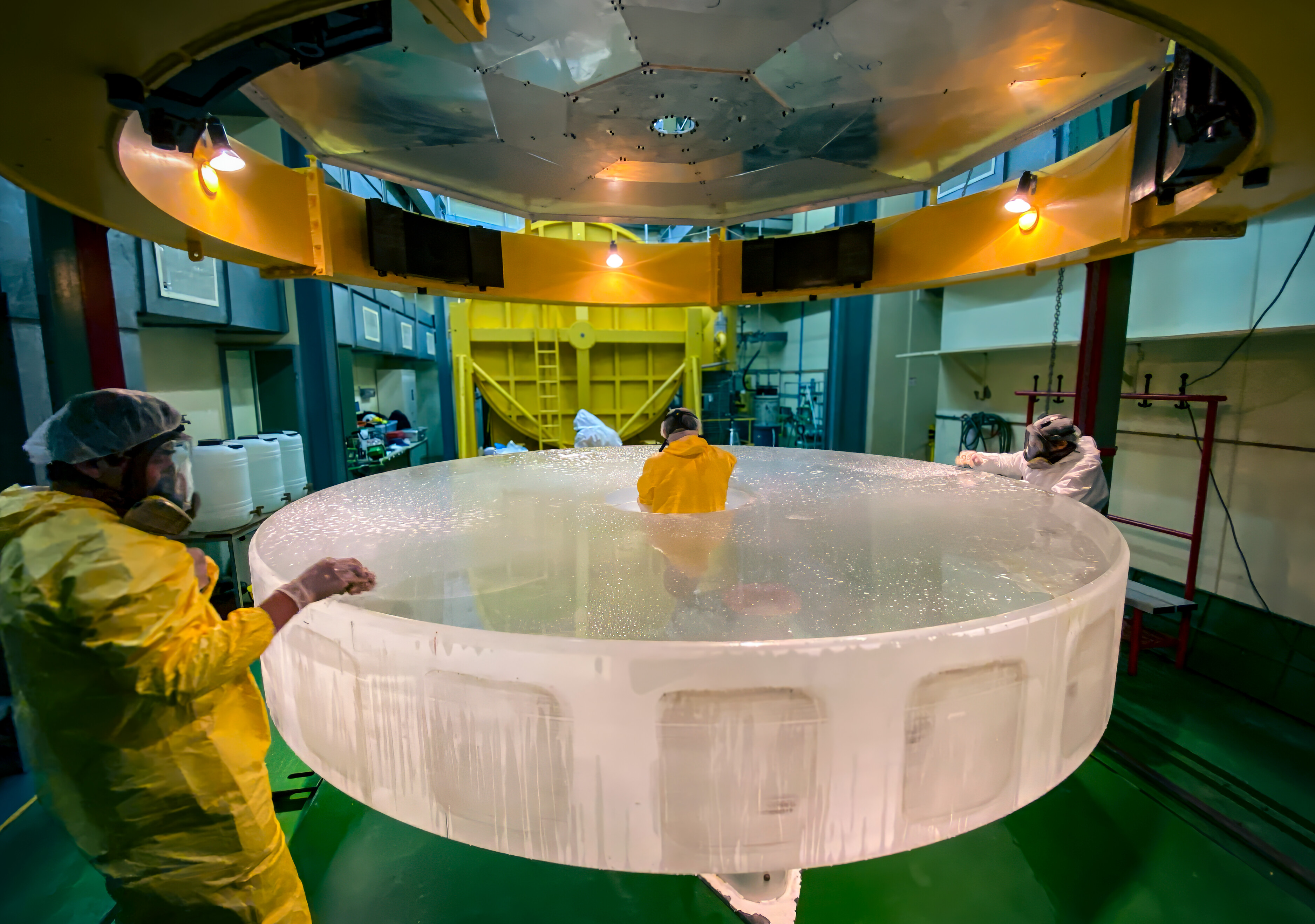 پاک کردن آینه غول پیکر یک رصدخانه چگونه انجام میشود؟