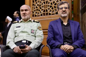 سمت چپ عباسعلی بهدانی‌فرد فرمانده انتظامی استان در کنار برادر شهید مراسم وداع با دانشمند شهید هسته‌ای 