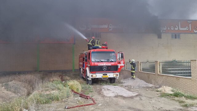 حریق یک واحد تولیدی در شهرک صنعتی اردبیل۱ مهار شد حریق یک واحد تولیدی در شهرک صنعتی اردبیل۱ مهار شد