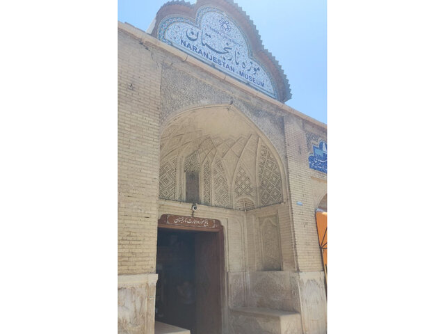 عکس باغ موزه نارنجستان که با وجود تعطیلی اماکن تاریخی همچنان باز است و بنا برگزارشها اقدامی برای حفاظت از اشیاء آن نشده است. چرا خانه زینتالملک و باغ موزه نارنجستان هنوز باز است؟