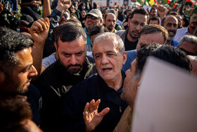 حضور مسعود پزشیکان، رئیس جمهور در تجمع مردمی در محکومیت تجاوز آمریکا و اعلام انزجار از ترامپ در میدان انقلاب