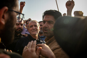 حضور مسعود پزشیکان، رئیس جمهور در تجمع مردمی در محکومیت تجاوز آمریکا و اعلام انزجار از ترامپ در میدان انقلاب