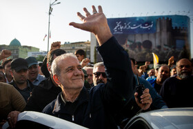 حضور مسعود پزشیکان، رئیس جمهور در تجمع مردمی در محکومیت تجاوز آمریکا و اعلام انزجار از ترامپ در میدان انقلاب