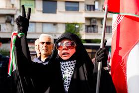 تجمع مردمی در محکومیت تجاوز آمریکا و اعلام انزجار از ترامپ در میدان انقلاب