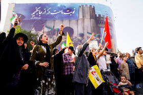 تجمع مردمی در محکومیت تجاوز آمریکا و اعلام انزجار از ترامپ در میدان انقلاب