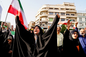 تجمع مردمی در محکومیت تجاوز آمریکا و اعلام انزجار از ترامپ در میدان انقلاب