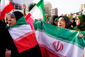 تجمع مردمی در محکومیت تجاوز آمریکا و اعلام انزجار از ترامپ در میدان انقلاب