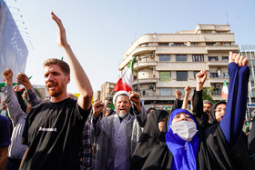 تجمع مردمی در محکومیت تجاوز آمریکا و اعلام انزجار از ترامپ در میدان انقلاب