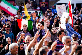 تجمع مردمی در محکومیت تجاوز آمریکا و اعلام انزجار از ترامپ در میدان انقلاب