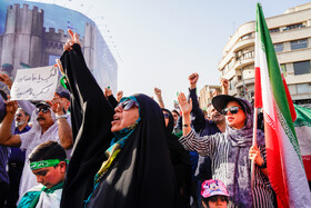 تجمع مردمی در محکومیت تجاوز آمریکا و اعلام انزجار از ترامپ در میدان انقلاب