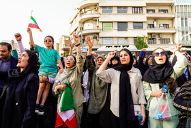 تجمع مردمی در محکومیت تجاوز آمریکا و اعلام انزجار از ترامپ در میدان انقلاب