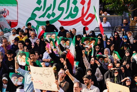 تجمع مردمی در محکومیت تجاوز آمریکا و اعلام انزجار از ترامپ در میدان انقلاب