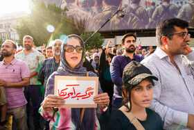 تجمع مردمی در محکومیت تجاوز آمریکا و اعلام انزجار از ترامپ در میدان انقلاب