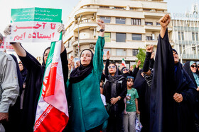 تجمع مردمی در محکومیت تجاوز آمریکا و اعلام انزجار از ترامپ در میدان انقلاب