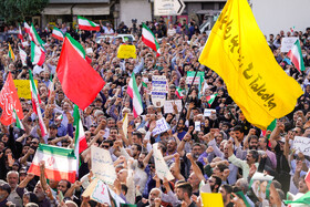 تجمع مردمی در محکومیت تجاوز آمریکا و اعلام انزجار از ترامپ در میدان انقلاب