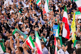 تجمع مردمی در محکومیت تجاوز آمریکا و اعلام انزجار از ترامپ در میدان انقلاب